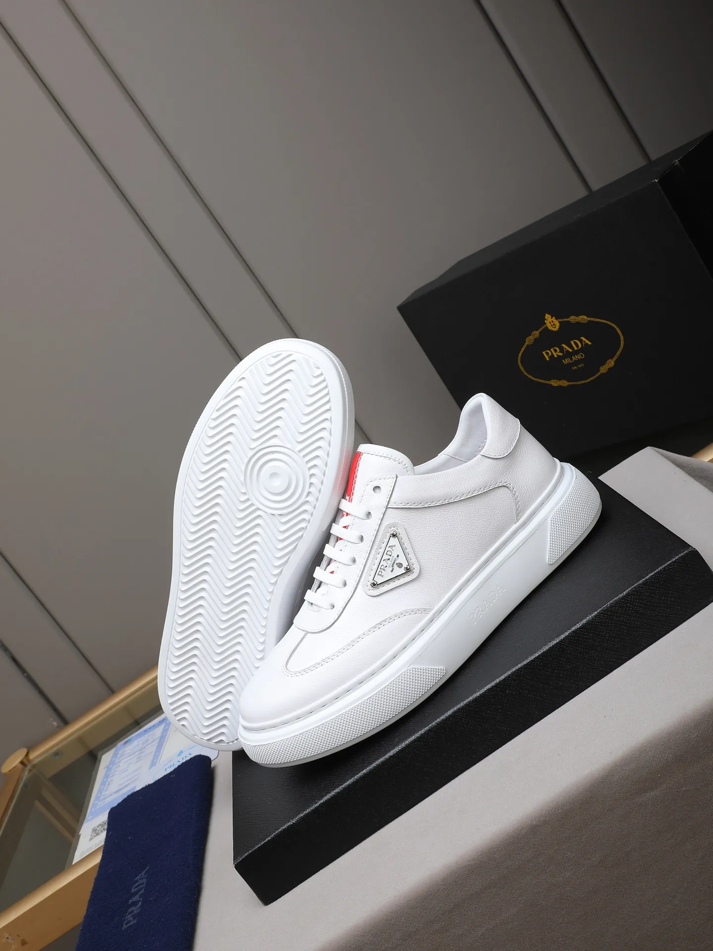 PP460 Prada/Prada men's new casual shoes, this upper is made of imported calfskin + sheep lining! The outside is decorated with the P family's classic metal triangle enamel logo, and the outsole is made of non-slip sports foam ultra-light outsole, which feels good on the feet and is a fashionable and fashionable item!  Size: 38-44 (45 customized)